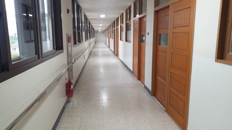 염산 얼룩이 있는 바닥 클로즈업